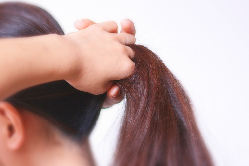 ヘアスタイルは清涼感を意識