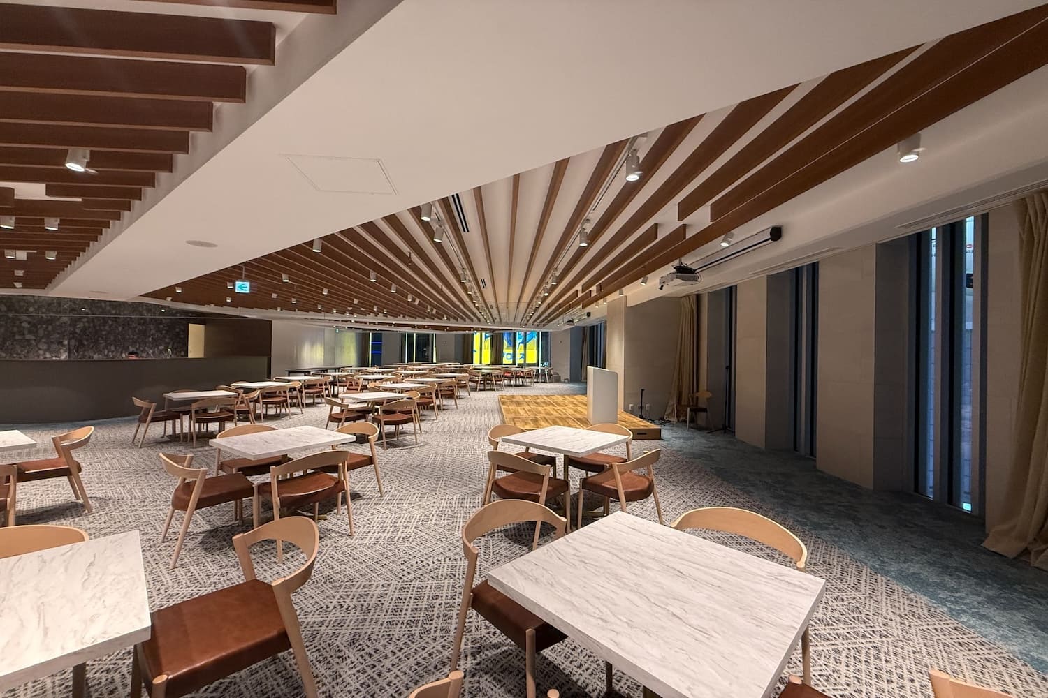 新宿LOUNGE店